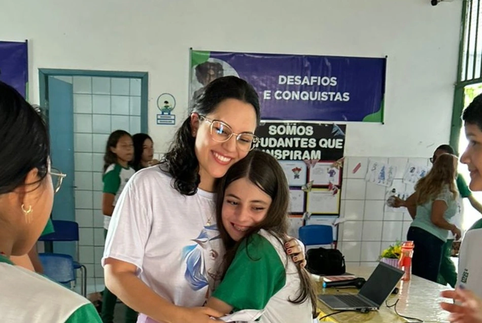 Adolescente lidera projeto de incentivo a leitura