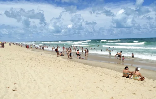 Alguns trechos das praias de praias de Fortaleza liberados para banhistas.