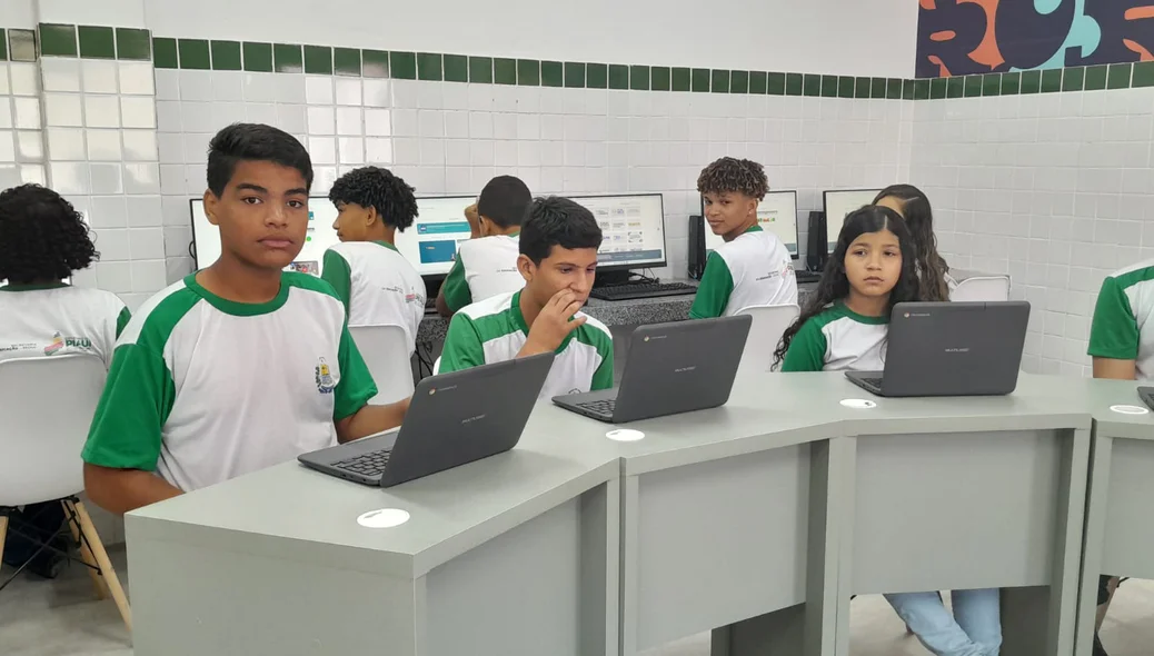 Alunos no laboratório de informática do CETI Duque de Caxias