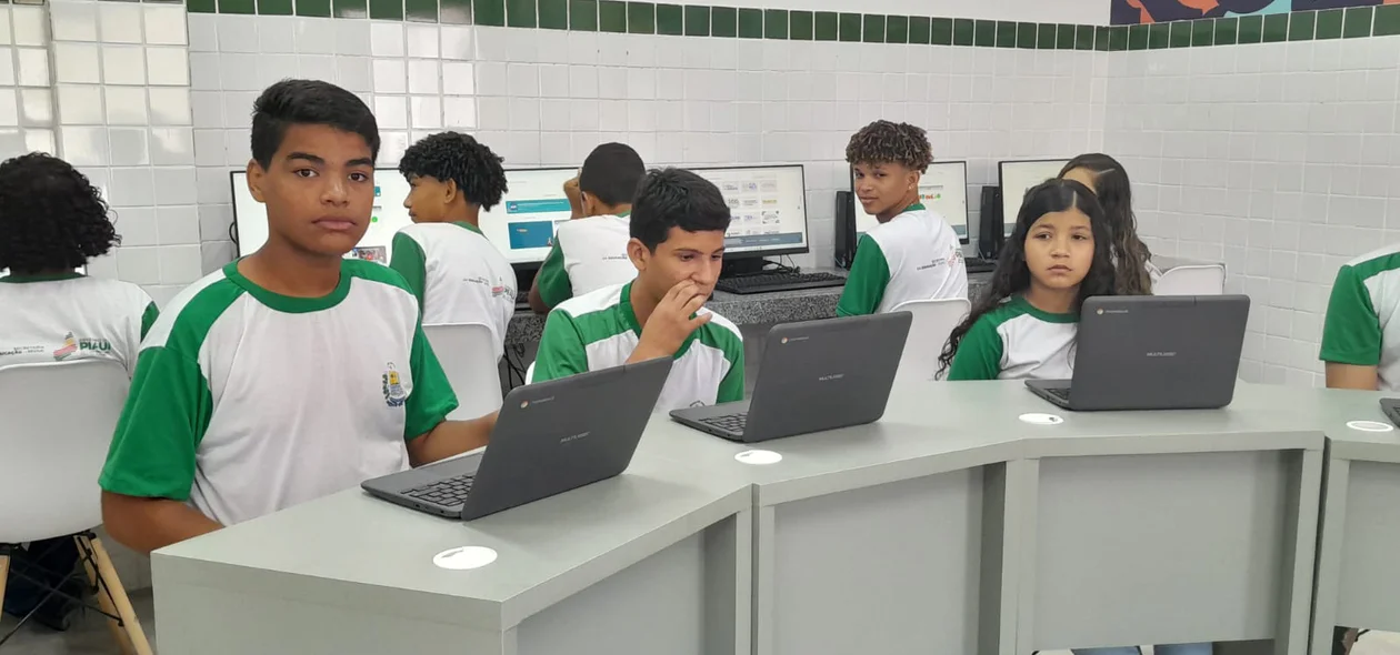 Alunos no laboratório de informática do CETI Duque de Caxias