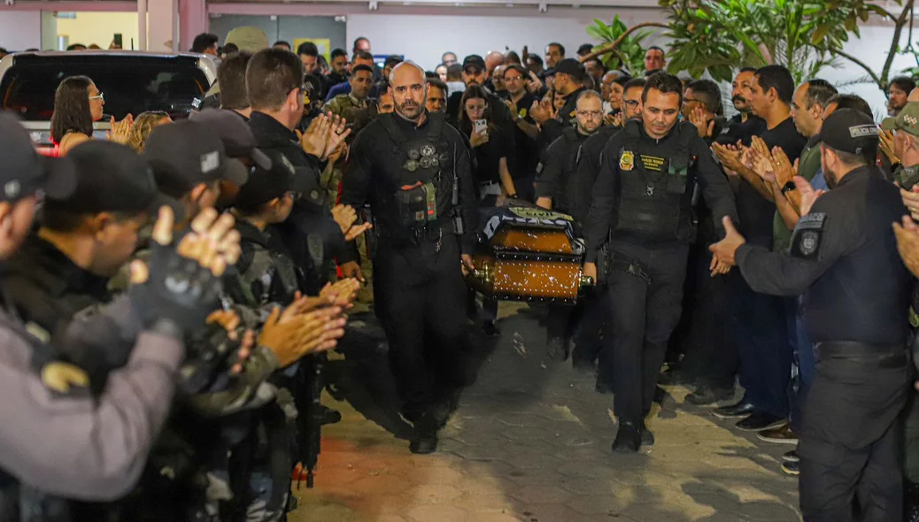 Amigos de fardam carregam caixão do policial Marcelo Costa