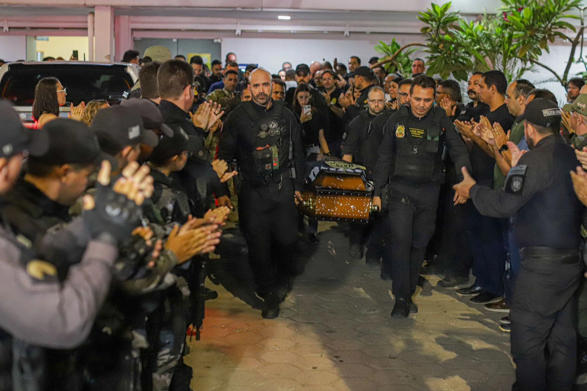 Amigos de fardam carregam caixão do policial Marcelo Costa