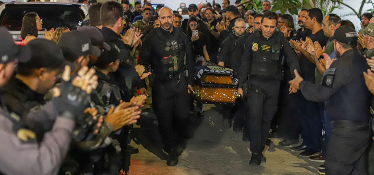 Amigos de fardam carregam caixão do policial Marcelo Costa