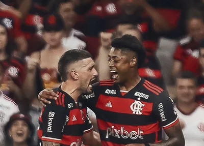 Arraecaeta e Bruno Henrique comemoram gol