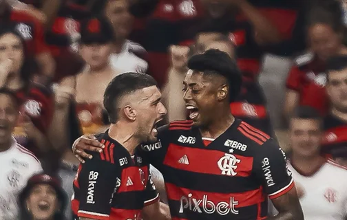 Arraecaeta e Bruno Henrique comemoram gol