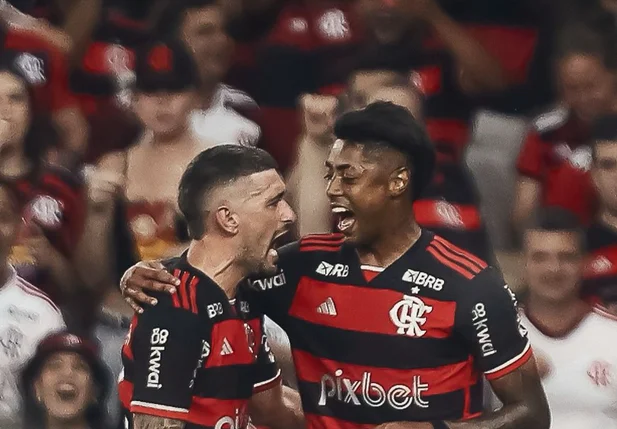 Arraecaeta e Bruno Henrique comemoram gol