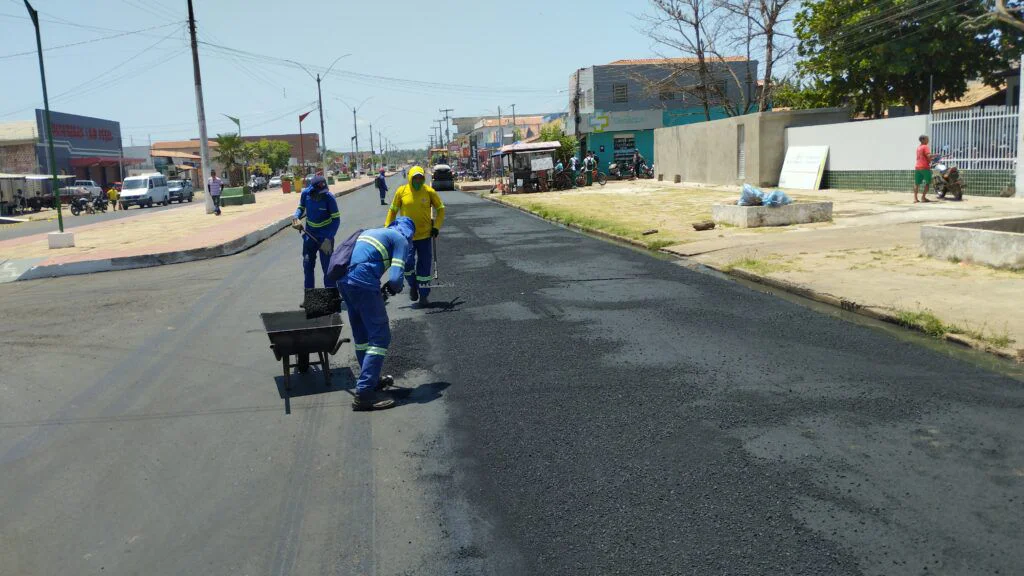 Avenida Petrônio Portela recebe nova pavimentação asfáltica em Esperantina