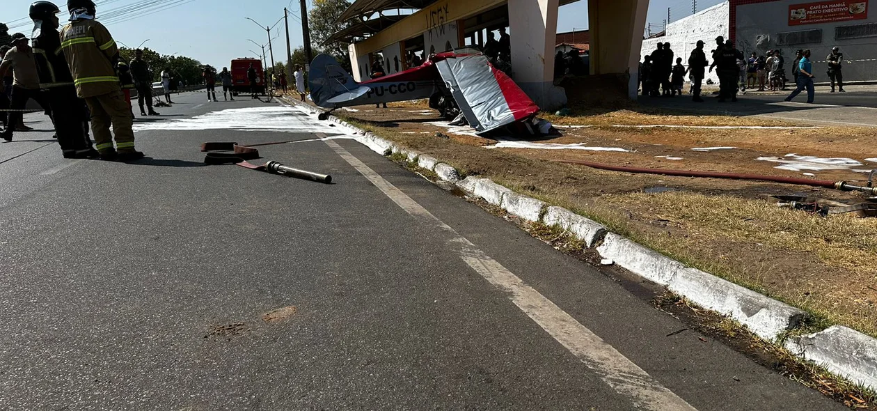 Avião bimotor atingiu estação de ônibus