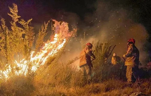 Bombeiros apagando as chamas