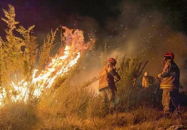 Bombeiros apagando as chamas