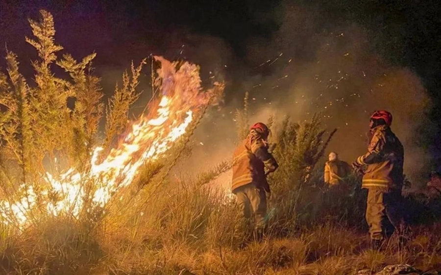 Bombeiros apagando as chamas