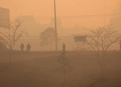 Brasília amanheceu coberta de fumaça