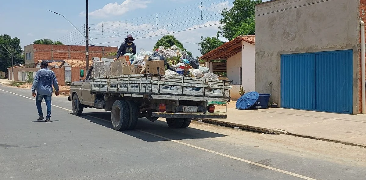 Caminhão particular fazendo o transporte de lixo doméstico