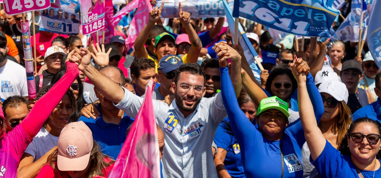 Candidato Novo Francisco com apoiadores e eleitores