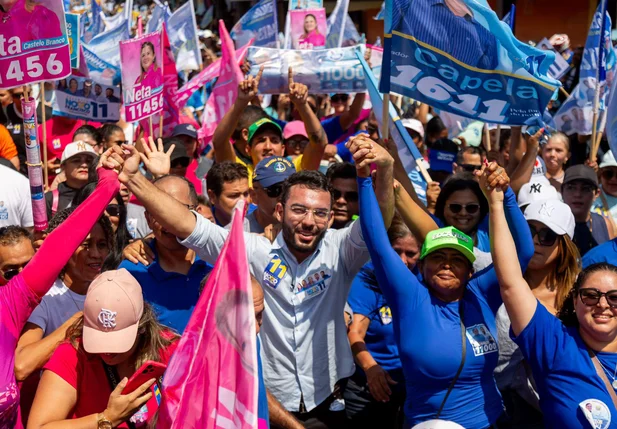 Candidato Novo Francisco com apoiadores e eleitores