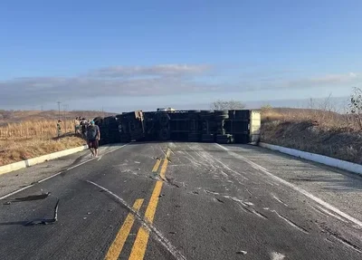 Carreta tomba na rodovia da BR-116