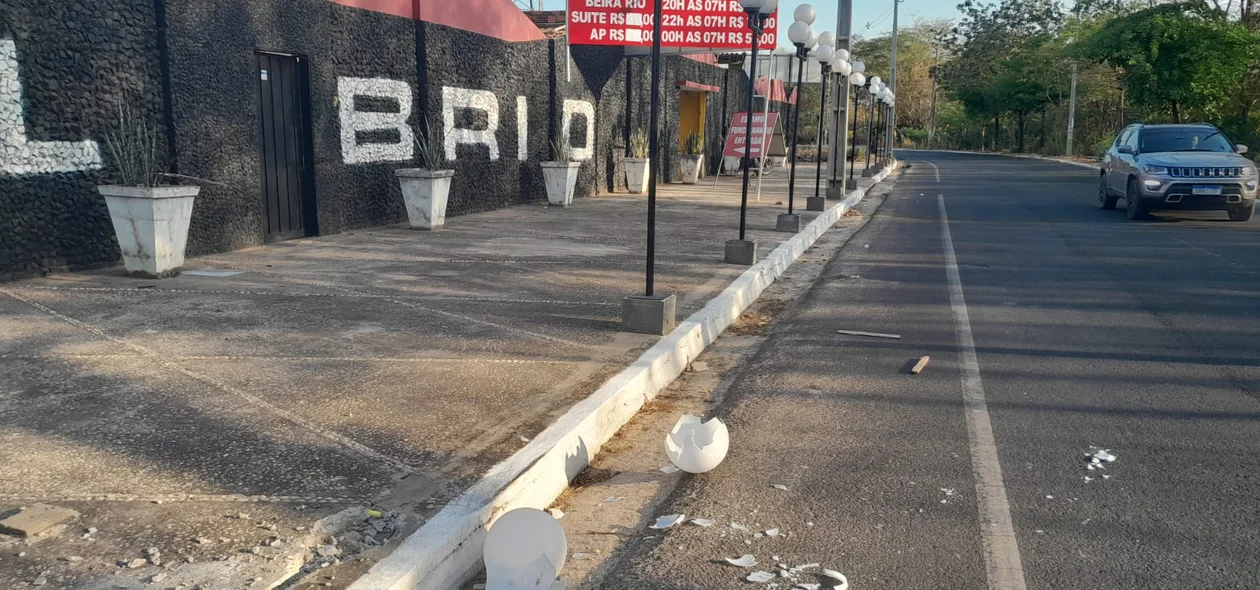 Carro atingiu luminárias na calçada do motel