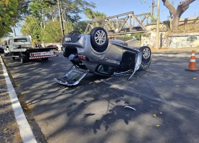 Carro capota em Teresina