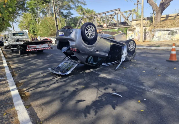 Carro capota em Teresina