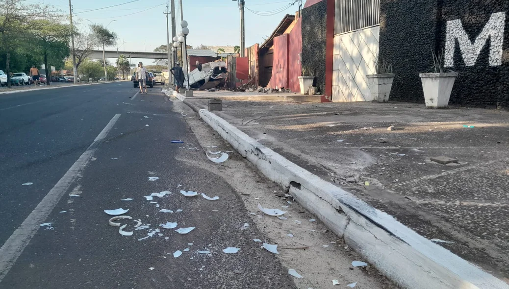 Carro colide contra muro de motel em Teresina