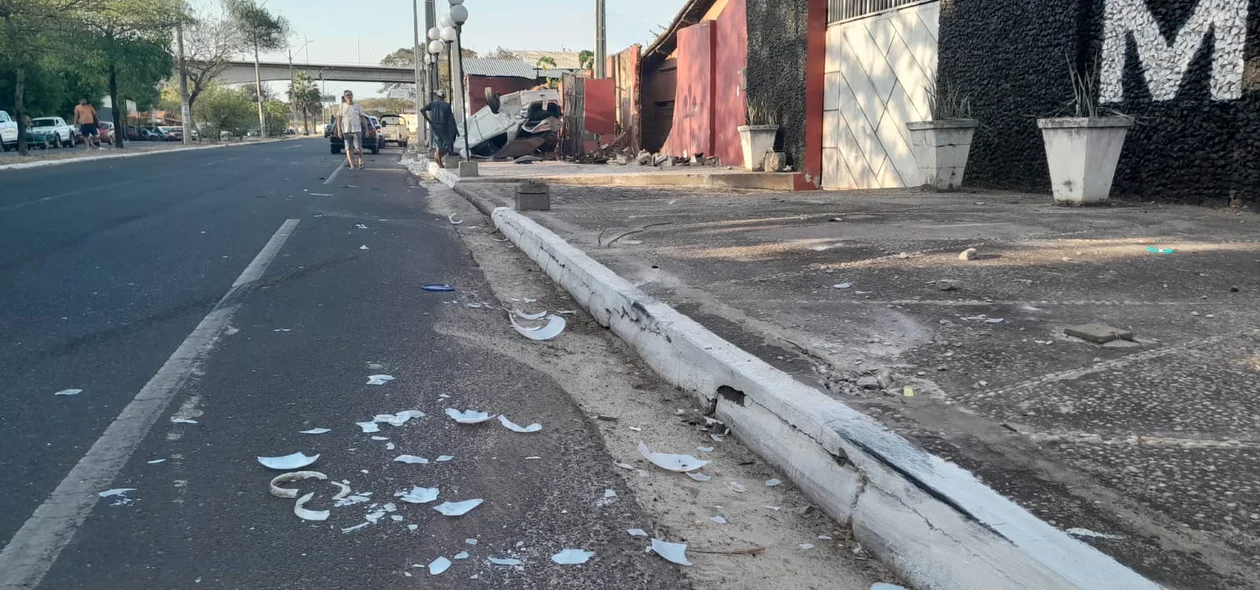 Carro colide contra muro de motel em Teresina