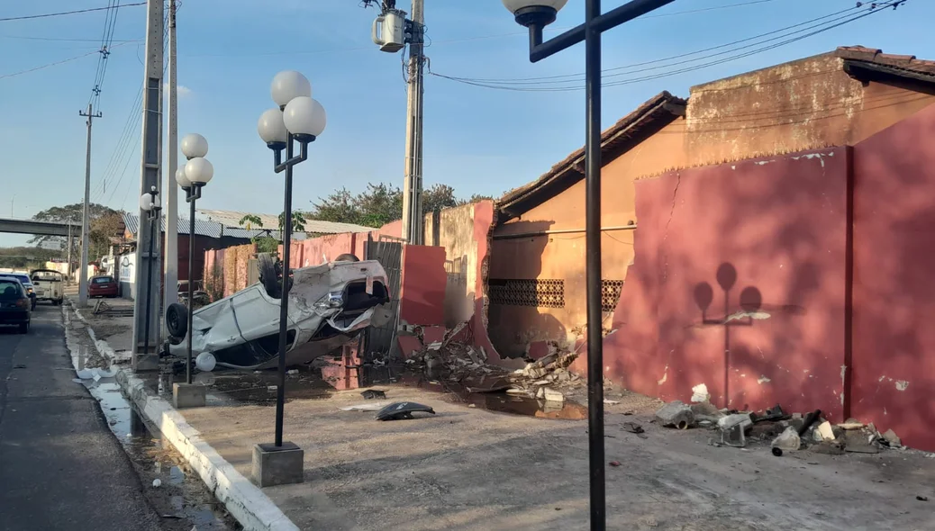 Carro colide contra muro de motel