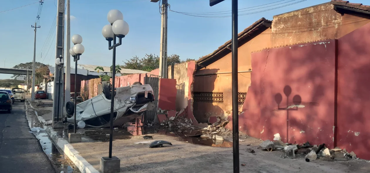 Carro colide contra muro de motel