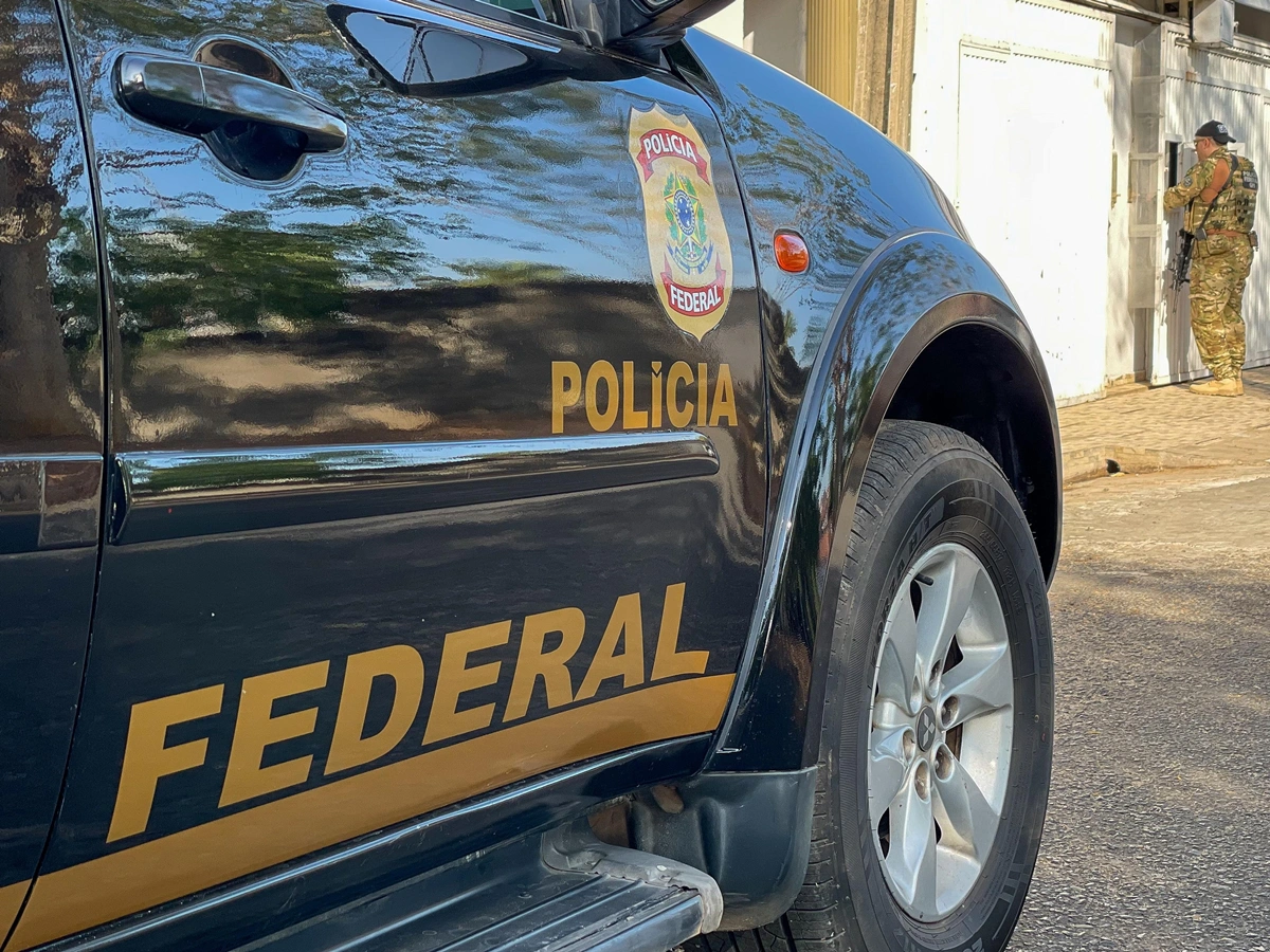 Carro da Polícia Federal durante operação