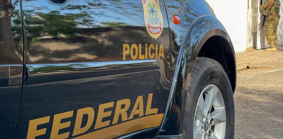 Carro da Polícia Federal durante operação