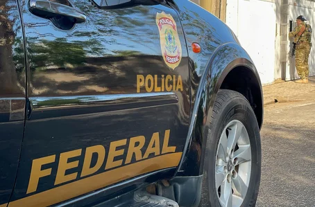 Carro da Polícia Federal durante operação