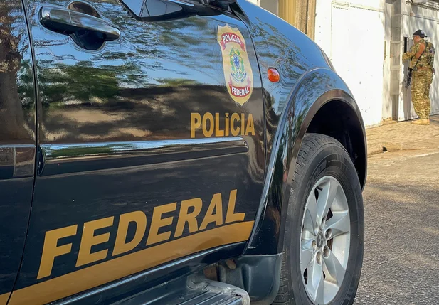 Carro da Polícia Federal durante operação