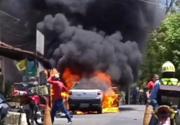 Carro pegou fogo no bairro Bela Vista