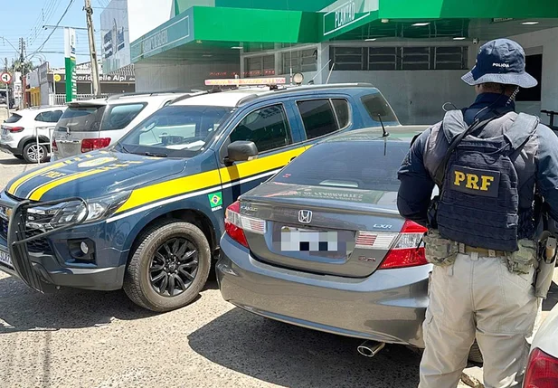 Carro recuperado pela PRF em Teresina