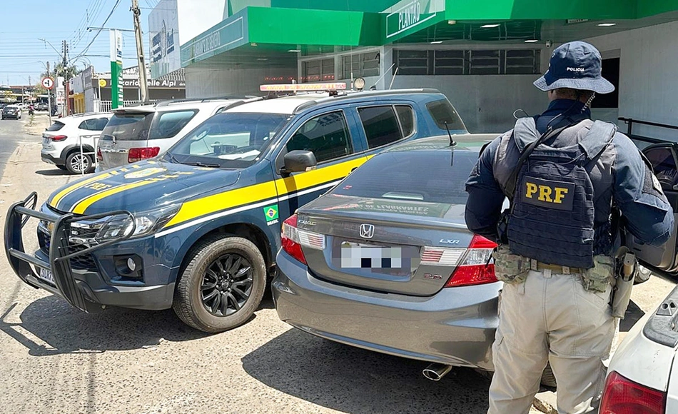 Carro recuperado pela PRF em Teresina