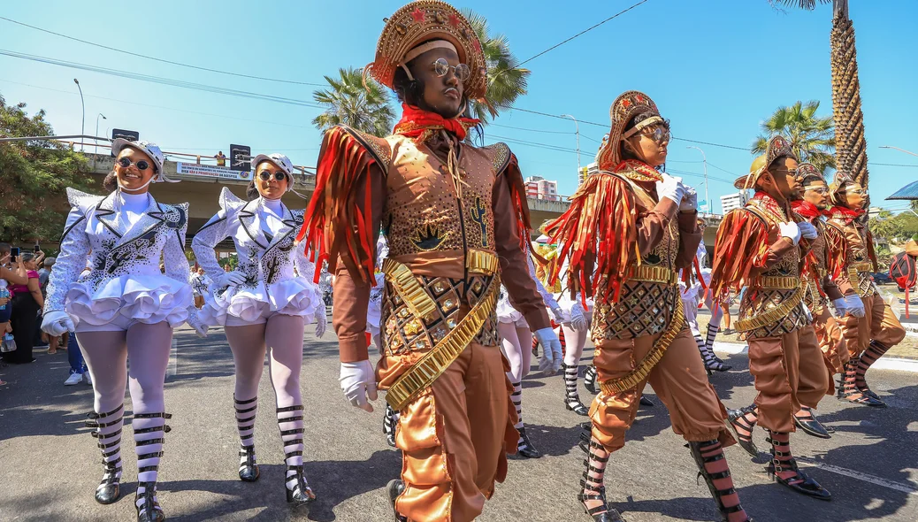 Cerca de 900 militares estiveram no desfile