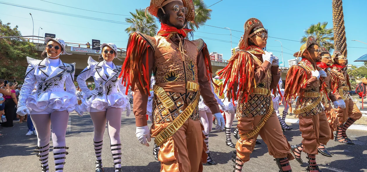 Cerca de 900 militares estiveram no desfile