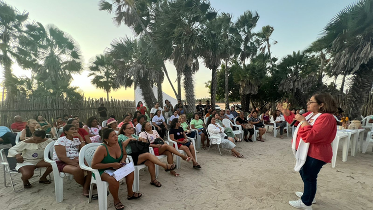 Cida Gonçalves escuta mulheres pescadoras e marisqueiras em Cajueiro da Praia