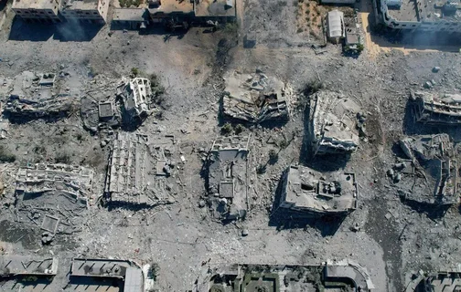 Cidade destruída por ataques de Israel