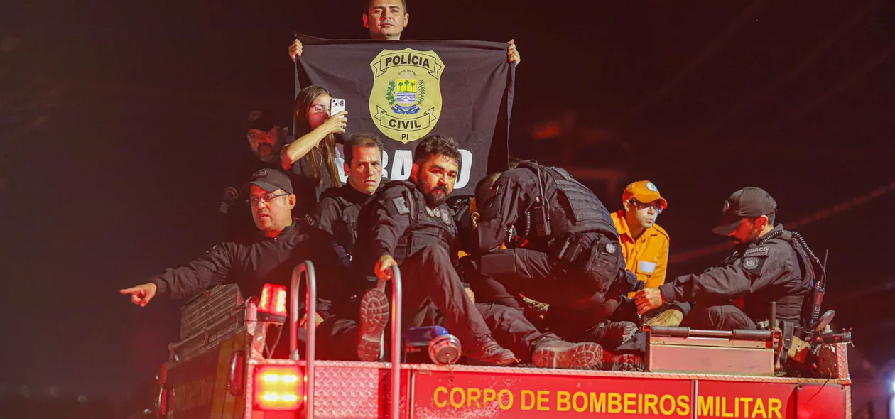 Coordenador do Draco, Charles Pessoa e outros policiais se despedem de  Marcelo Soares