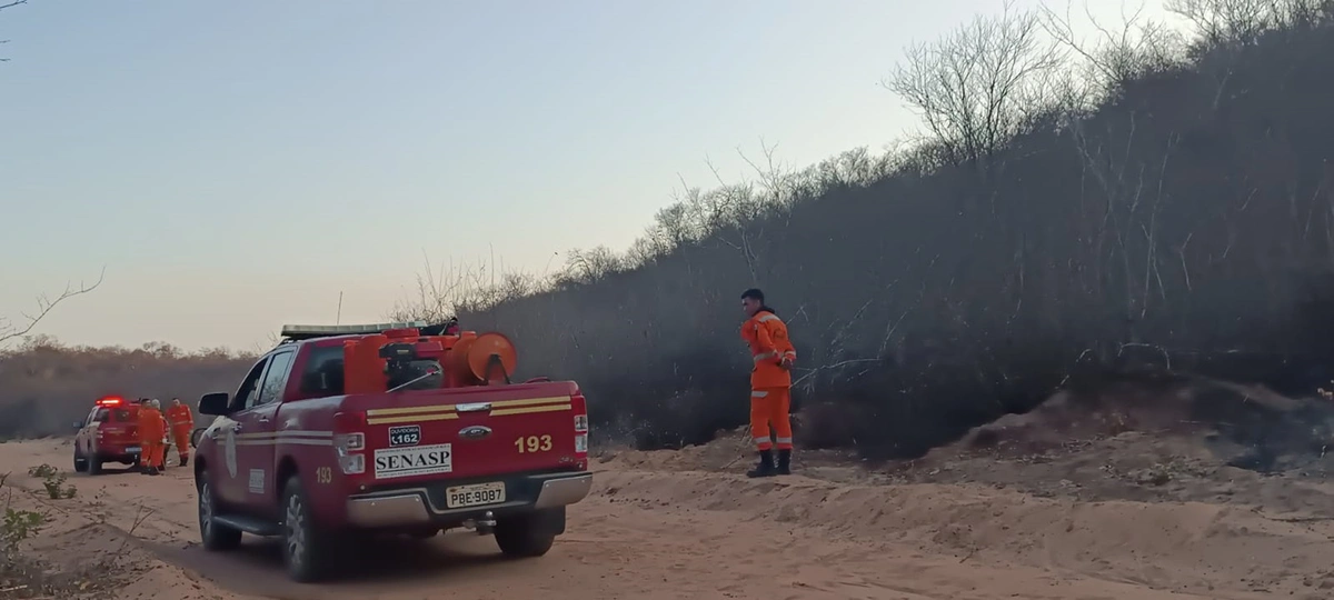 Corpo de Bombeiros combatendo o incêndio