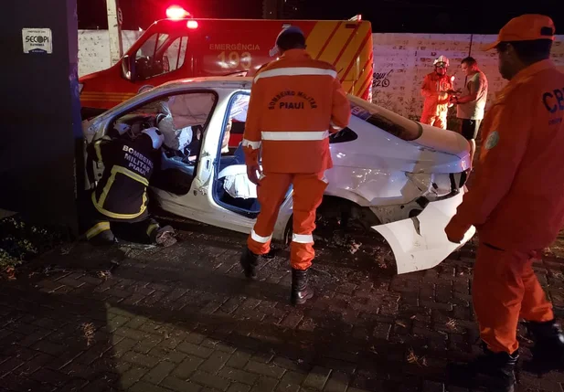 Corpo de Bombeiros foi acionado para retirar vítima das ferragens