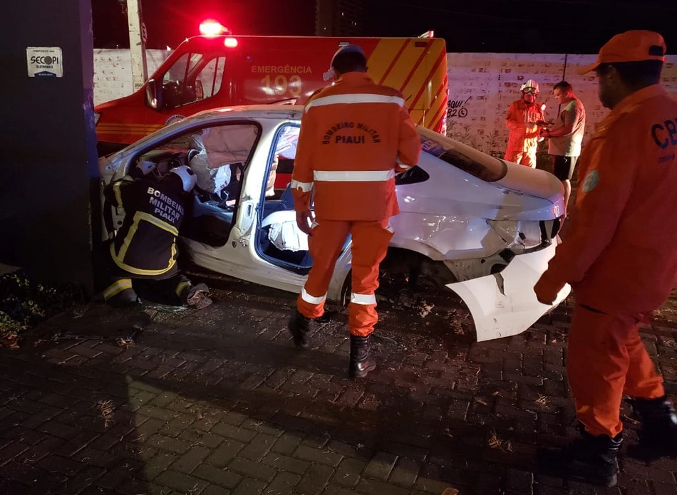 Corpo de Bombeiros foi acionado para retirar vítima das ferragens