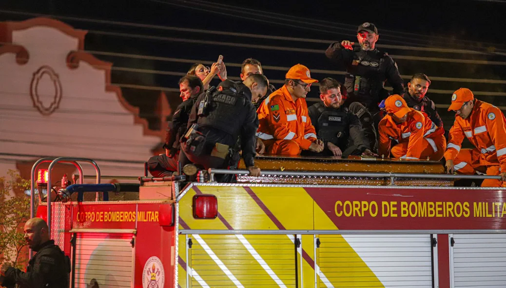 Corpo sendo levado no carro do Corpo de Bombeiros