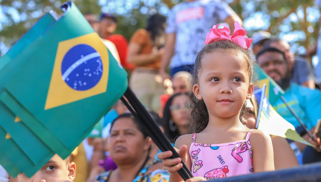 Criança com a bandeira do Brasil