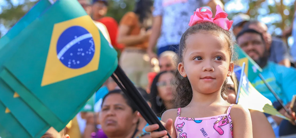 Criança com a bandeira do Brasil