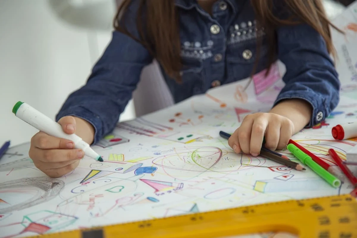 Criança relata os abusos que sofreu por meio de desenhos.