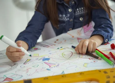 Criança relata os abusos que sofreu por meio de desenhos.