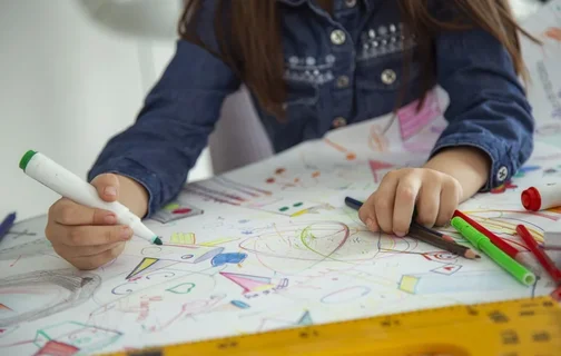 Criança relata os abusos que sofreu por meio de desenhos.