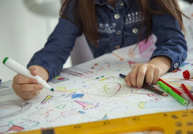 Criança relata os abusos que sofreu por meio de desenhos.