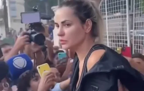 Deolane Bezerra deixa prisão e é ovacionada por fãs; veja vídeo